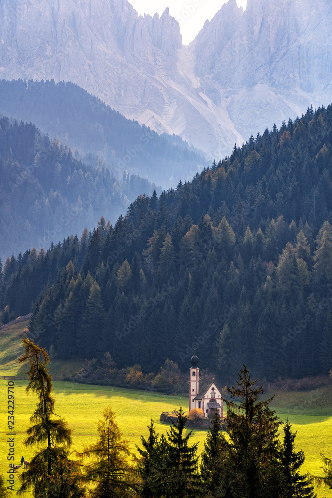 Obraz premium St Johann Church, Santa Maddalena, Val Di Funes, Dolomites, Italy.