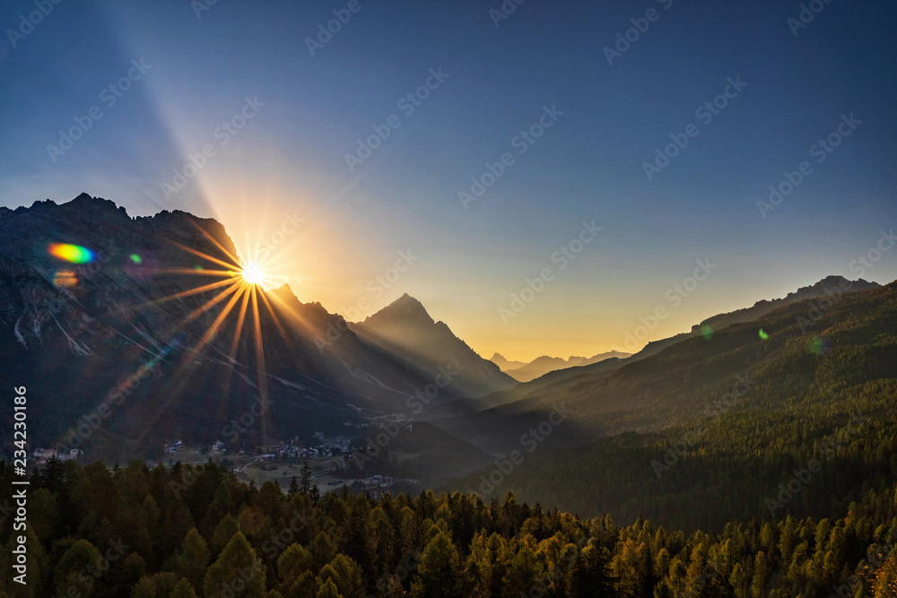 Obraz premium Beautiful sunrise over Italian Dolomites near Cortina d Ampezzo.