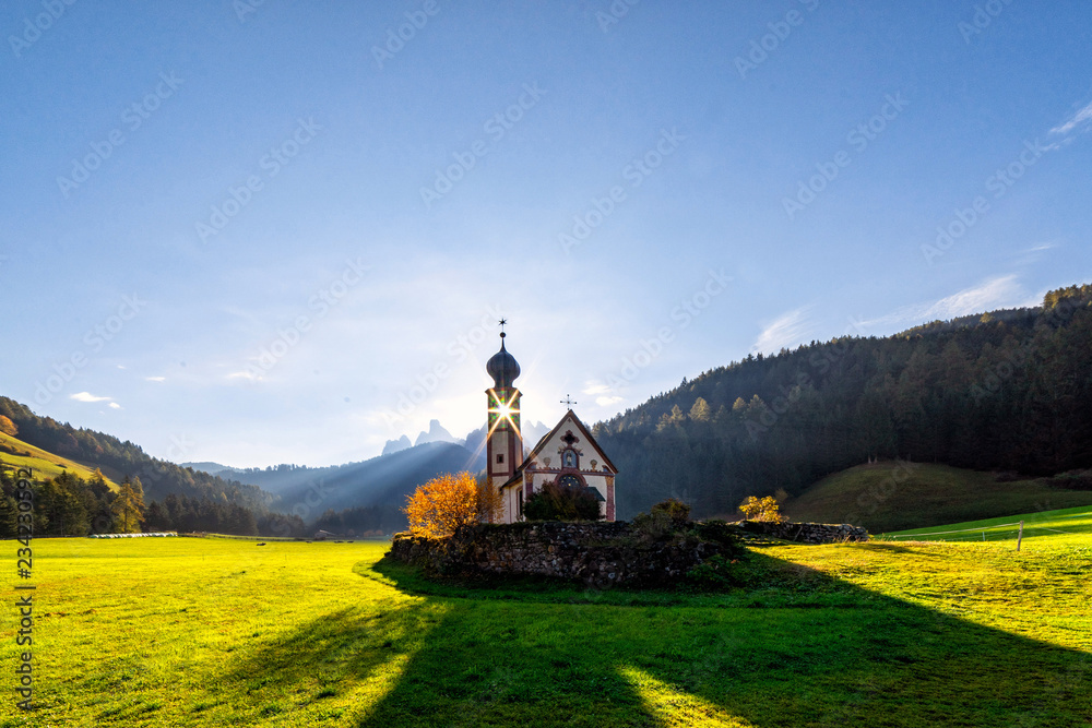 Obraz premium St Johann Church, Santa Maddalena, Val Di Funes, Dolomites, Italy.