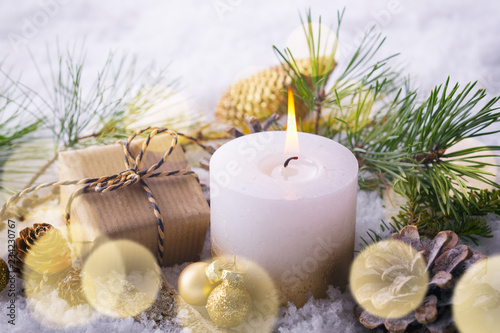 Weihnachten  -  Wei  e Kerze und Geschenk im Schnee