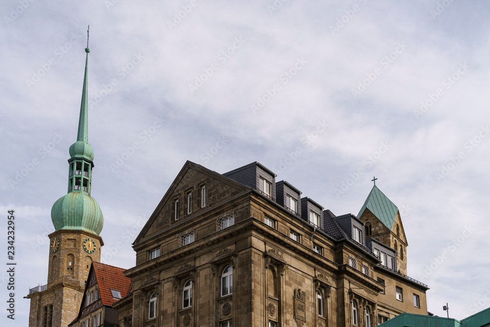 Obraz premium Reinoldikirche und Apotheke in der Dortmunder Innenstadt