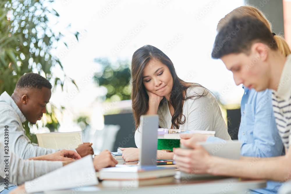 Studenten oder Schüler lernen in Gruppenarbeit Studenten oder Schüler lernen in Gruppenarbeit