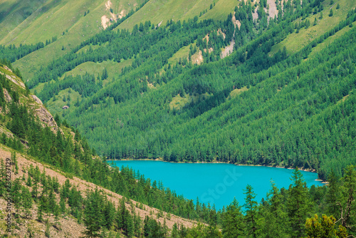 Foto Wonderful mountain lake in valley of highlands
