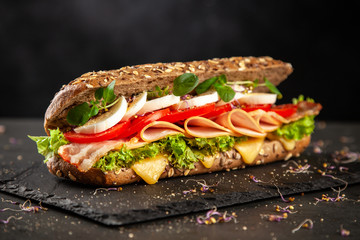 Sierkussen Snackbar Klassieke BLT sandwiches met spek  © George Dolgikh