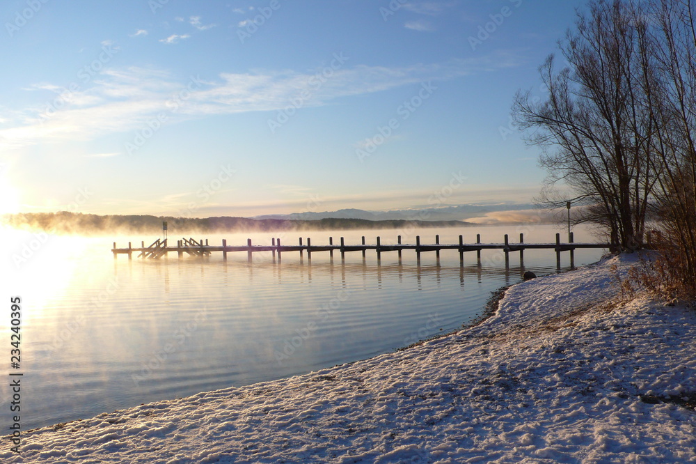 Sonnenaufgang am Starnberger See im Winter