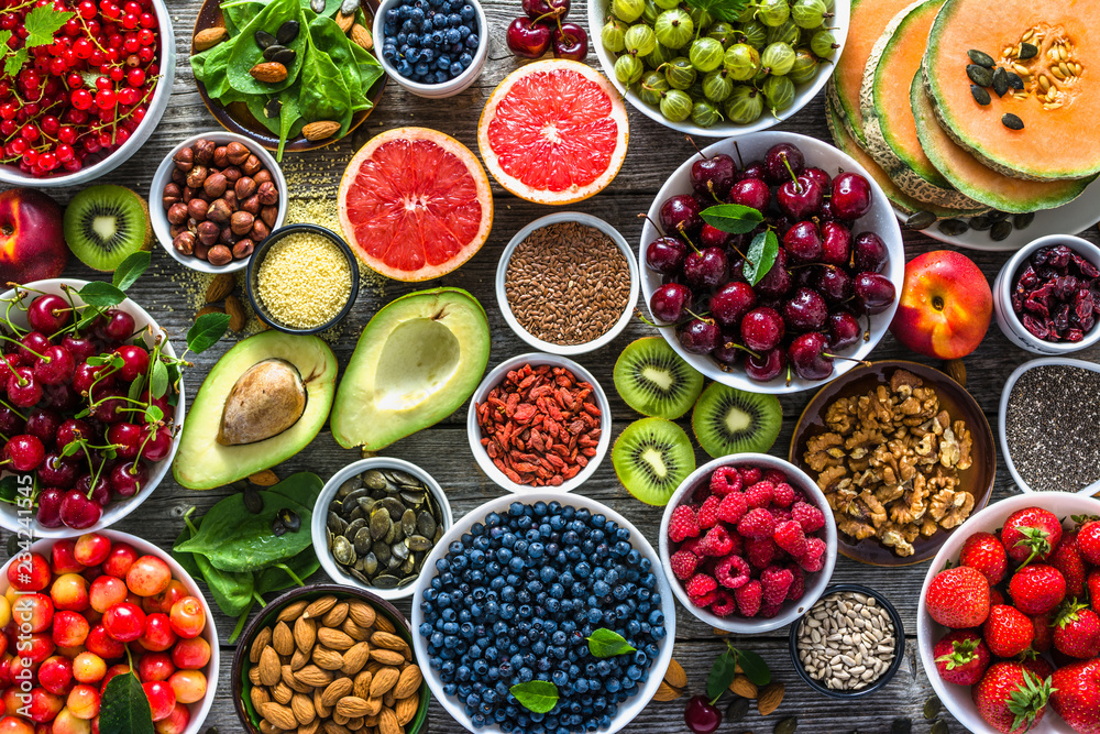 Plakat Wybór zdrowej żywności. Super pożywienie, różne owoce i różnorodne jagody, orzechy i nasiona.
