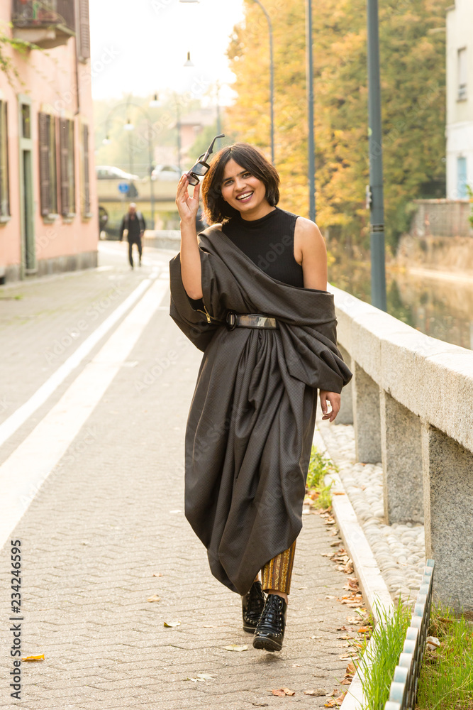 Naklejka premium Indian woman posing in an urban context