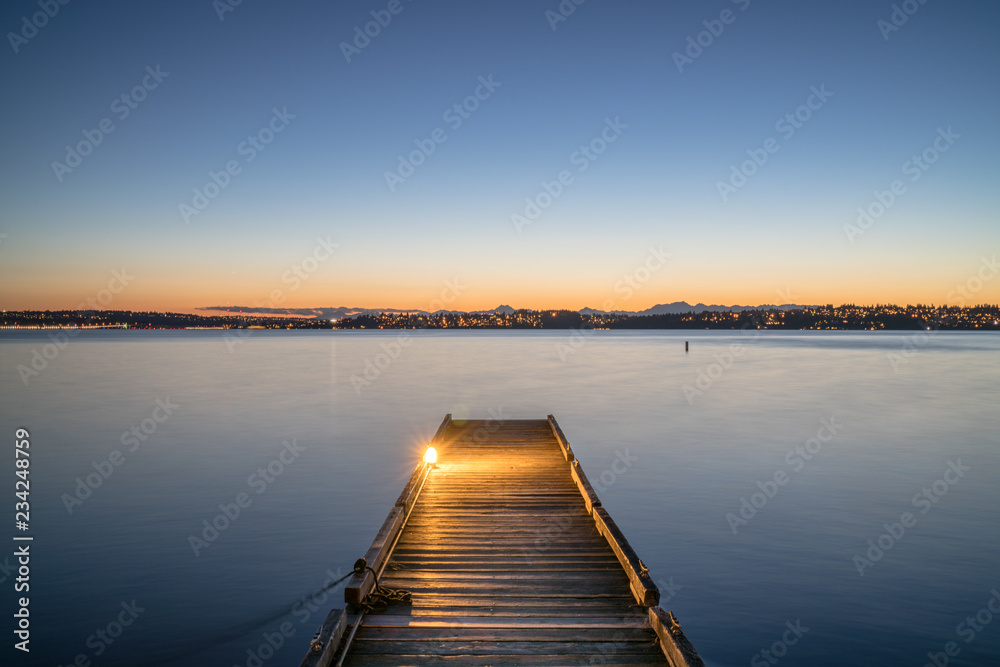 Obraz premium clear evening sunset with dock on lack