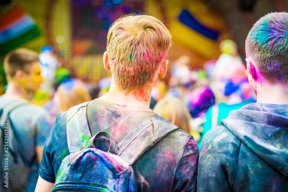 Obraz premium Colourful man on holi festival, backview