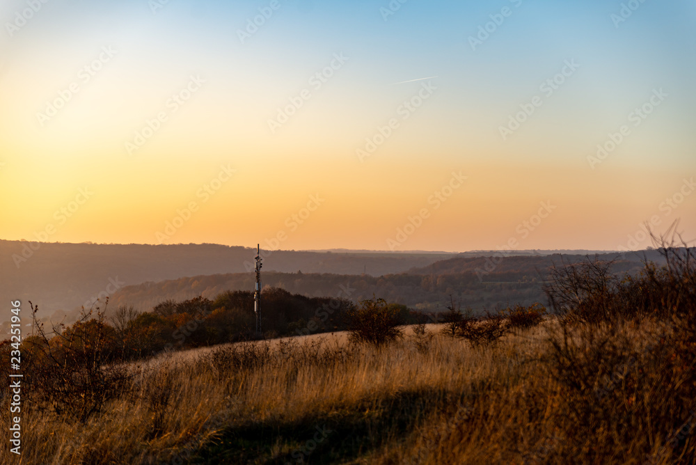 Petite antenne relais dans la campagne en fin de journée Petite antenne relais dans la campagne en fin de journée