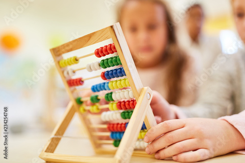 Schüler lernen rechnen in Grundschule mit Abakus photo