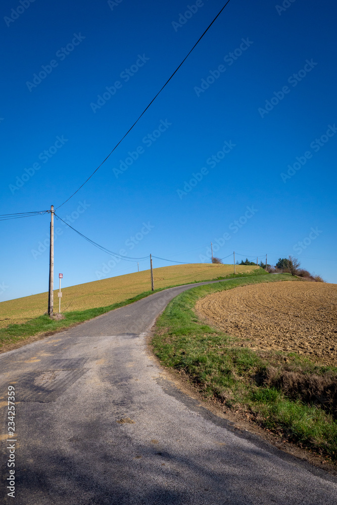 route de campagne montante entre champs labourés