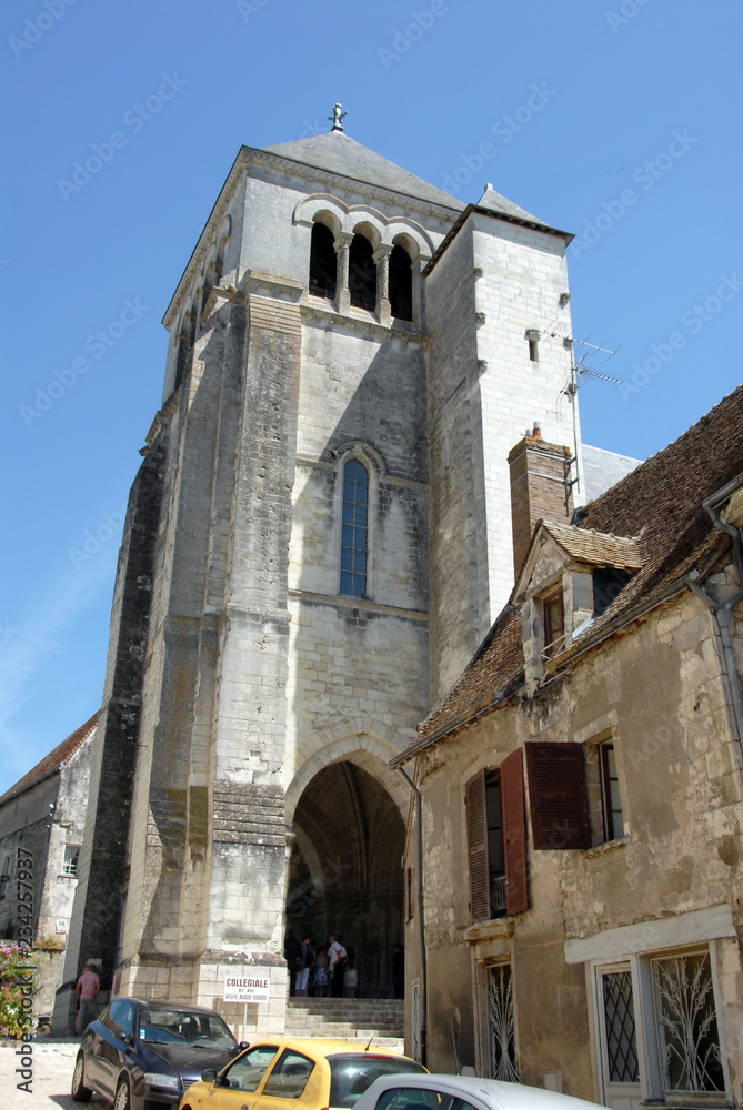Collégiale Saint-Aignan, maisons en premier plan, ville de Saint-Aignan-sur-Cher, département du Loir et Cher, France