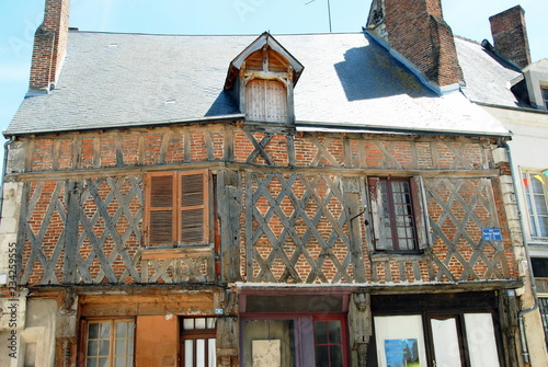 Ville de Saint-Aignan-sur-Cher, ancienne maison à pans de bois du quartier historique, Loir et Cher, France photo