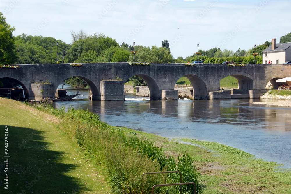 Vieux pont enjambe le Cher vers Saint- Aignan-sur-Cher, département du loir et Cher, France