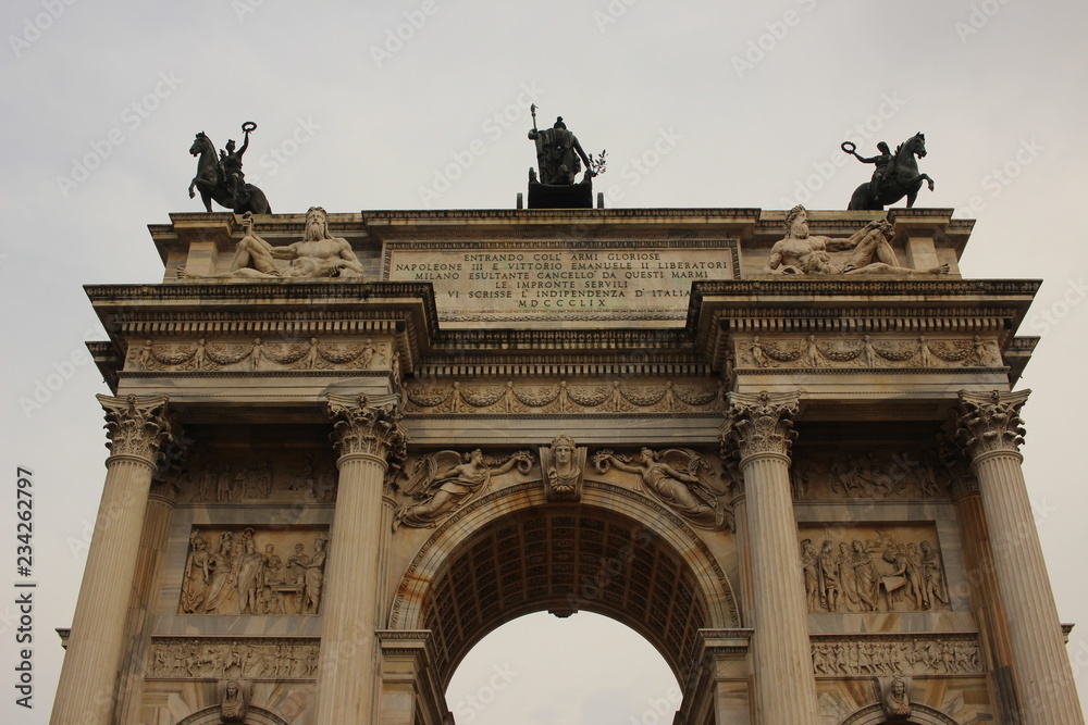 Obraz premium Arco della Pace a Milano in primo piano