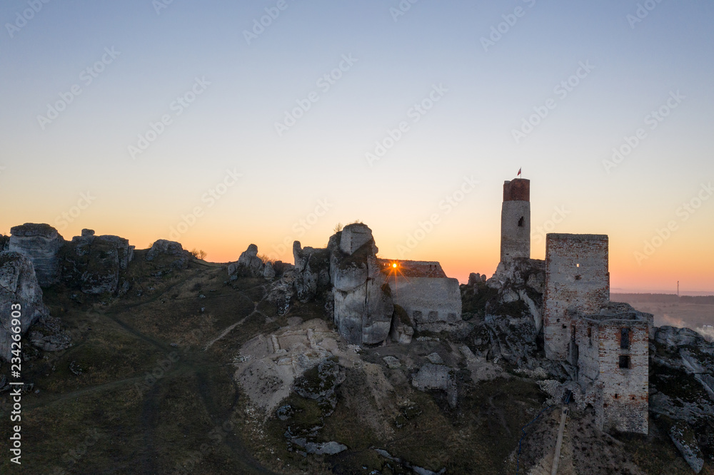 ruiny średniowiecznego zamku o zachodzie słońca Olsztyn