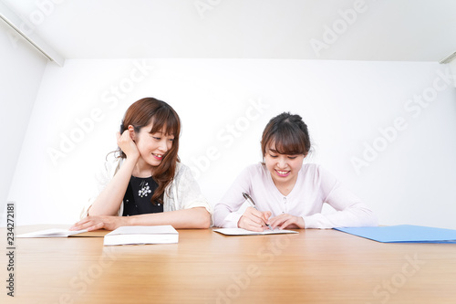 勉強する2人の女性