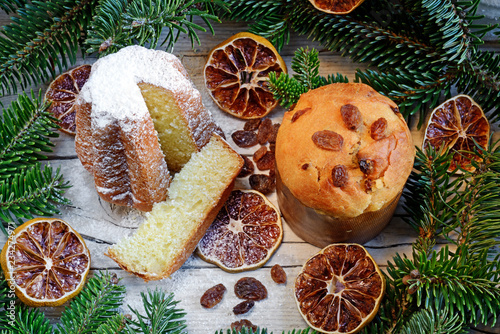 Pandoro e panettone di Natale con decori