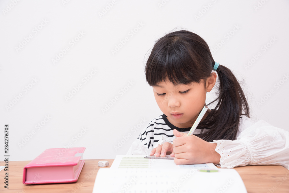 勉強をする小学生の女の子 勉強をする小学生の女の子
