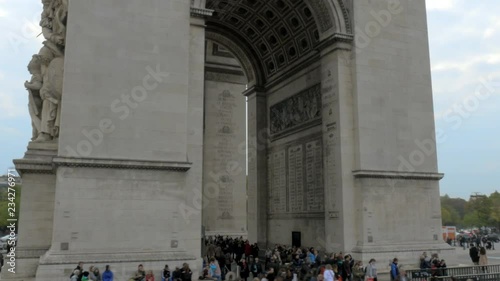 tracking establishing shot of the triumphal arch in Paris