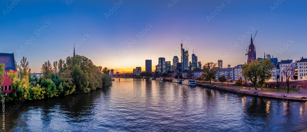Frankfurt-Main-River-Panorama eyecandy