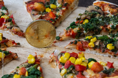 Bitcoin Münze und Pizza