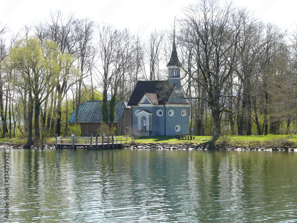 Obraz premium See Kapelle Bäume