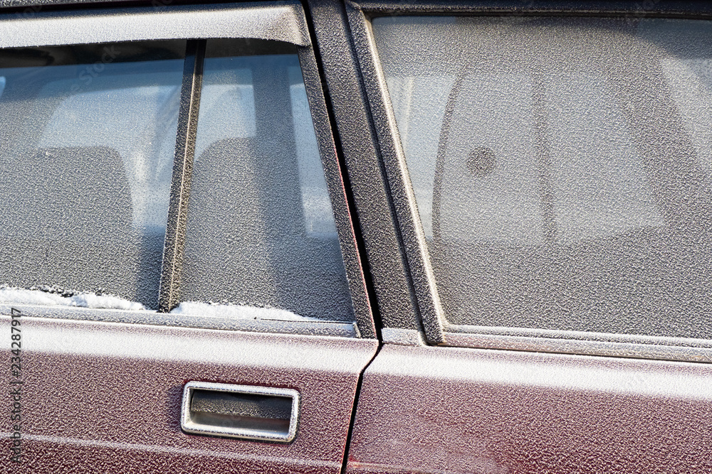 Obraz premium frozen glass of a car on a winter day