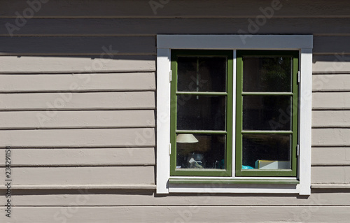 Sprossenfenster auf grauer Bretterfassade