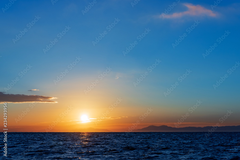 Naklejka premium 玄界灘から見る日の出