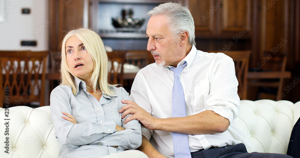 Obraz premium Senior couple fighting on a sofa