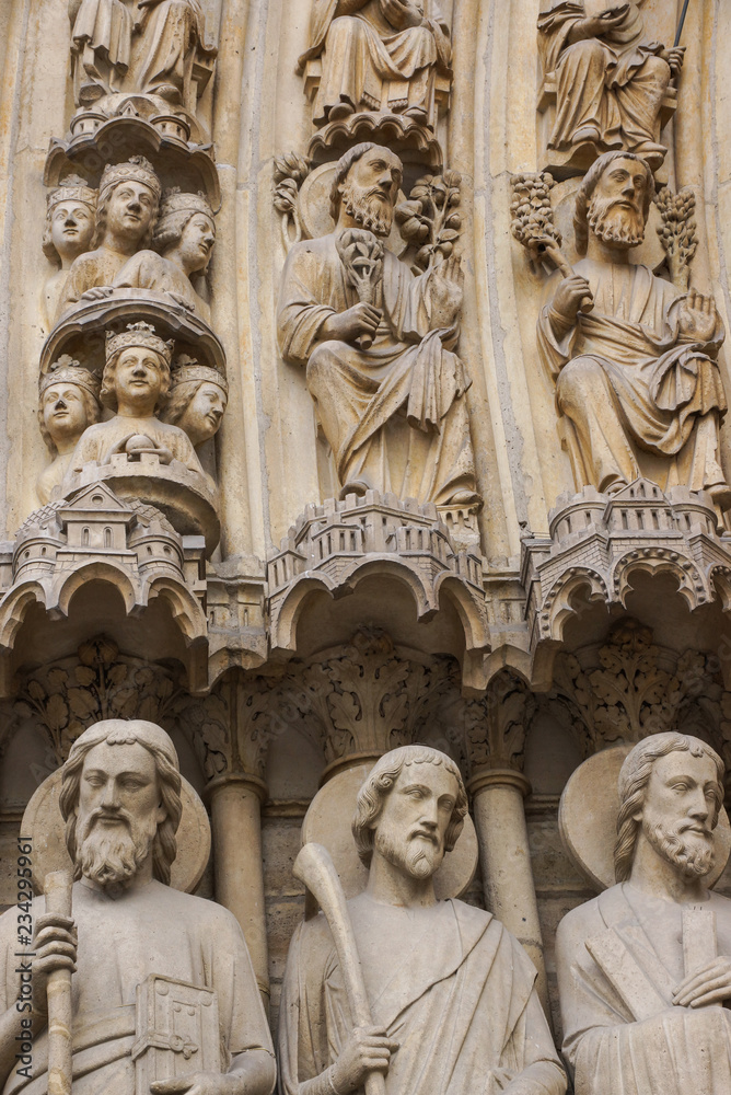 statues, détail de Notre Dame à Paris