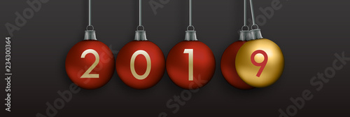 modernes Banner zum Neujahr mit Christbaumkugel Pendel