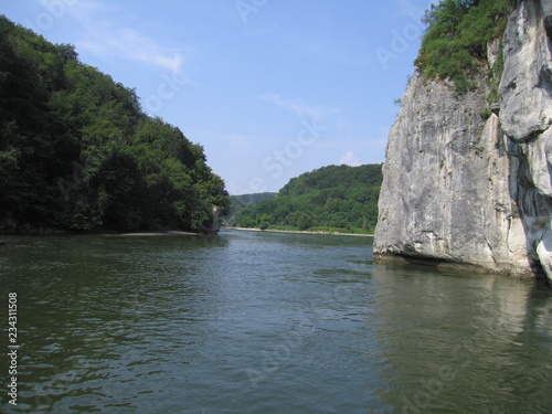 Fluss mit Berglandschaft am Donaudurchbruch Weltenburg