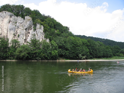 Gelbes Kanu am Donaudurchbruch in Weltenburg