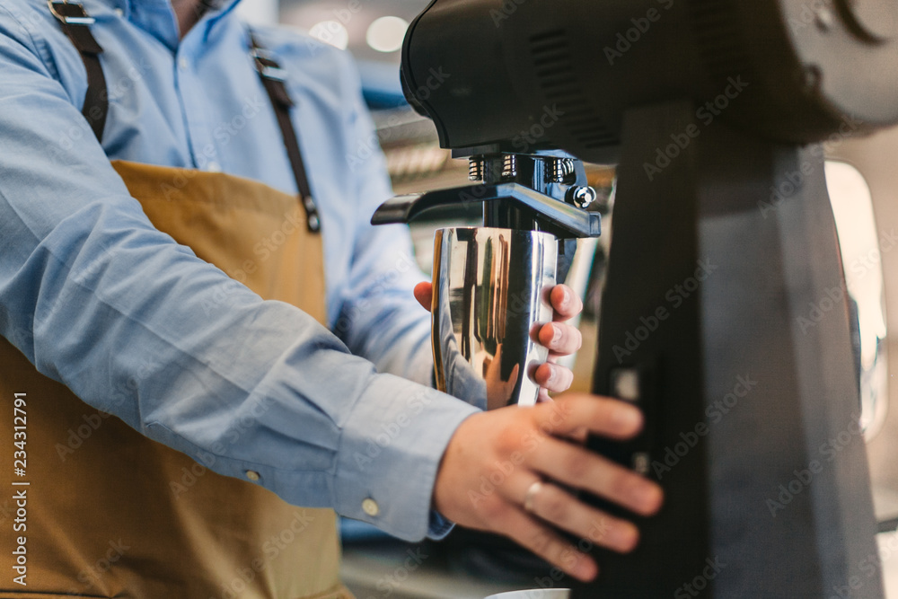 Obraz premium Barista preparing coffee for espresso machine