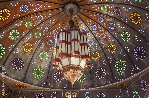 Photography Typische arabische Lampe unter einem Divan Himmel