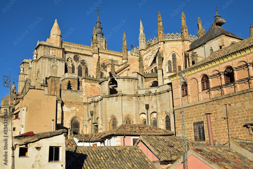 Toits de la cathédrale de Tolède en Espagne