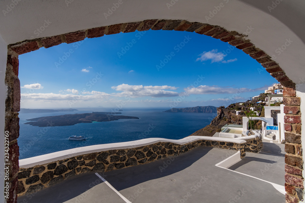 Naklejka premium Vista panoramica sulla caldera da un arco in muratura, isola di Santorini GR 