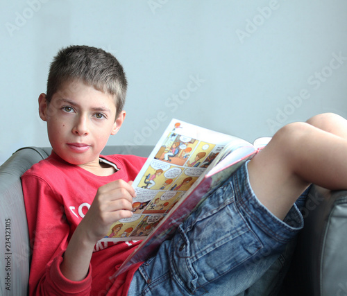 Garçon lisant une BD-2542