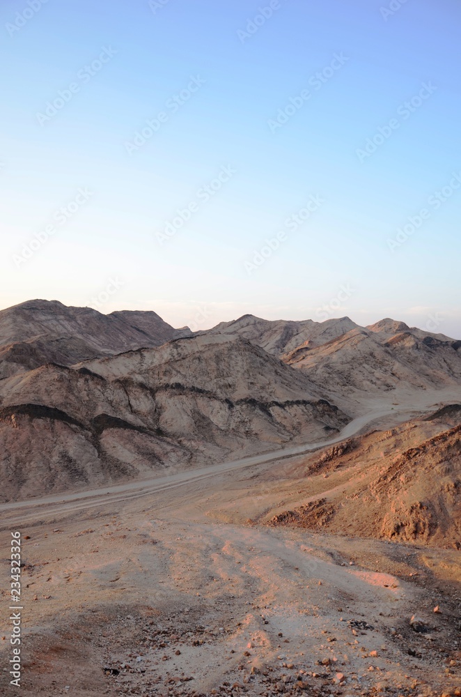 Coucher de soleil dans le désert du Sud-Est de l’Egypte 