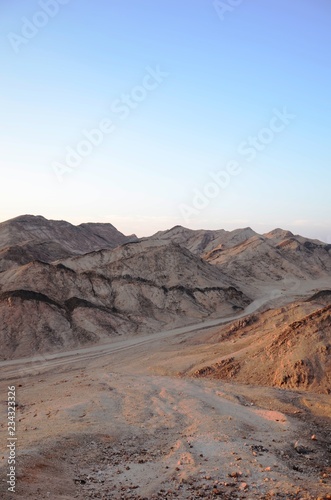 Coucher de soleil dans le désert du Sud-Est de l’Egypte 