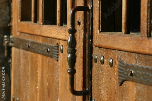 Fotografie A shot of a handle on an old wooden door
