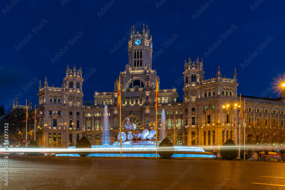 Madrid - Plaza de Cibeles mit Springbrunnen und Statue der Göttin Kybele mit ihrem von Löwen gezogenen Wagen, dahinter der Palacio de Cibeles, zentrales Postamt  und auch Sitz der Stadtregierung