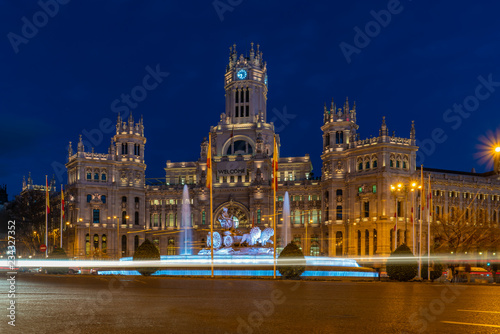 Madrid - Plaza de Cibeles mit Springbrunnen und Statue der Göttin Kybele mit ihrem von Löwen gezogenen Wagen, dahinter der Palacio de Cibeles, zentrales Postamt  und auch Sitz der Stadtregierung photo