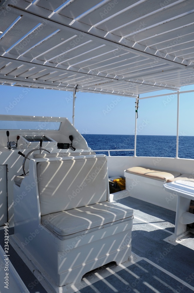 Obraz premium Bateau sur le site de plongée de Marsa Shona (Mer Rouge - Sud de l’Egypte) 