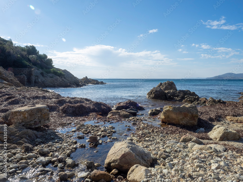 Le cap Lardier. La Croix Valmer. Vue sur la plage Gigaro, la baie de Cavalaire et la presqu'île de Saint-Tropez depuis le sentier du littoral.