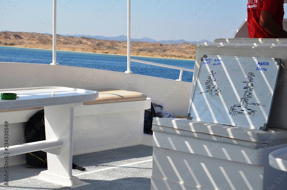 Fototapeta premium Bateau sur le site de plongée de Marsa Shona (Mer Rouge - Sud de l’Egypte) 