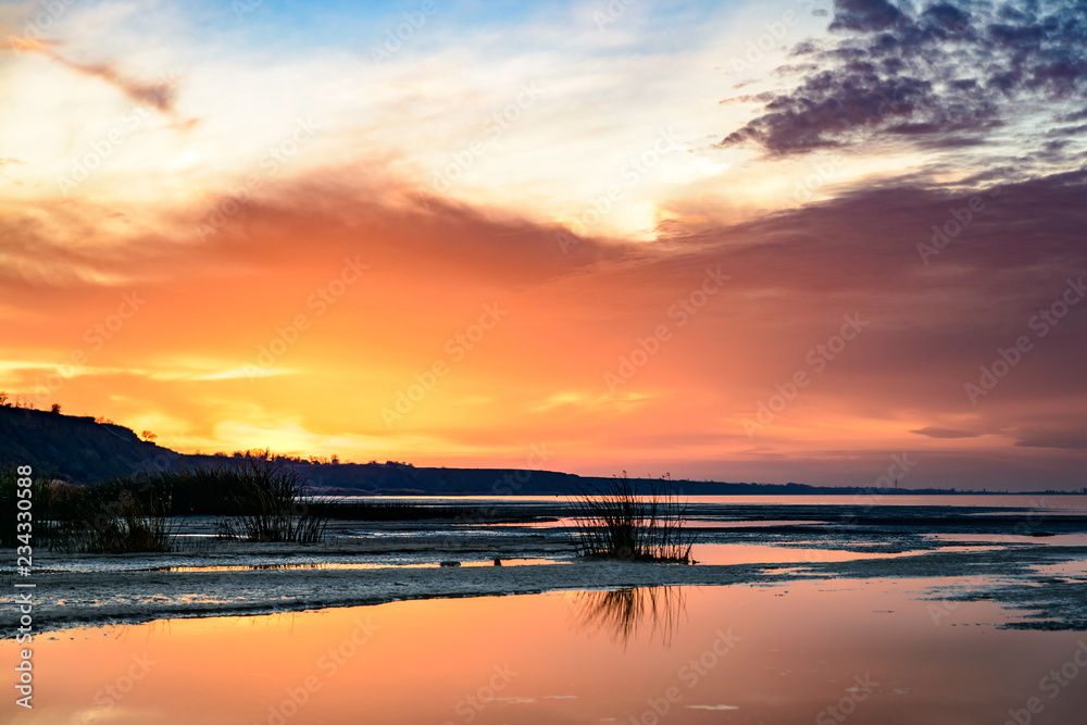 Obraz premium colorful sky at sunset on the sea beach.